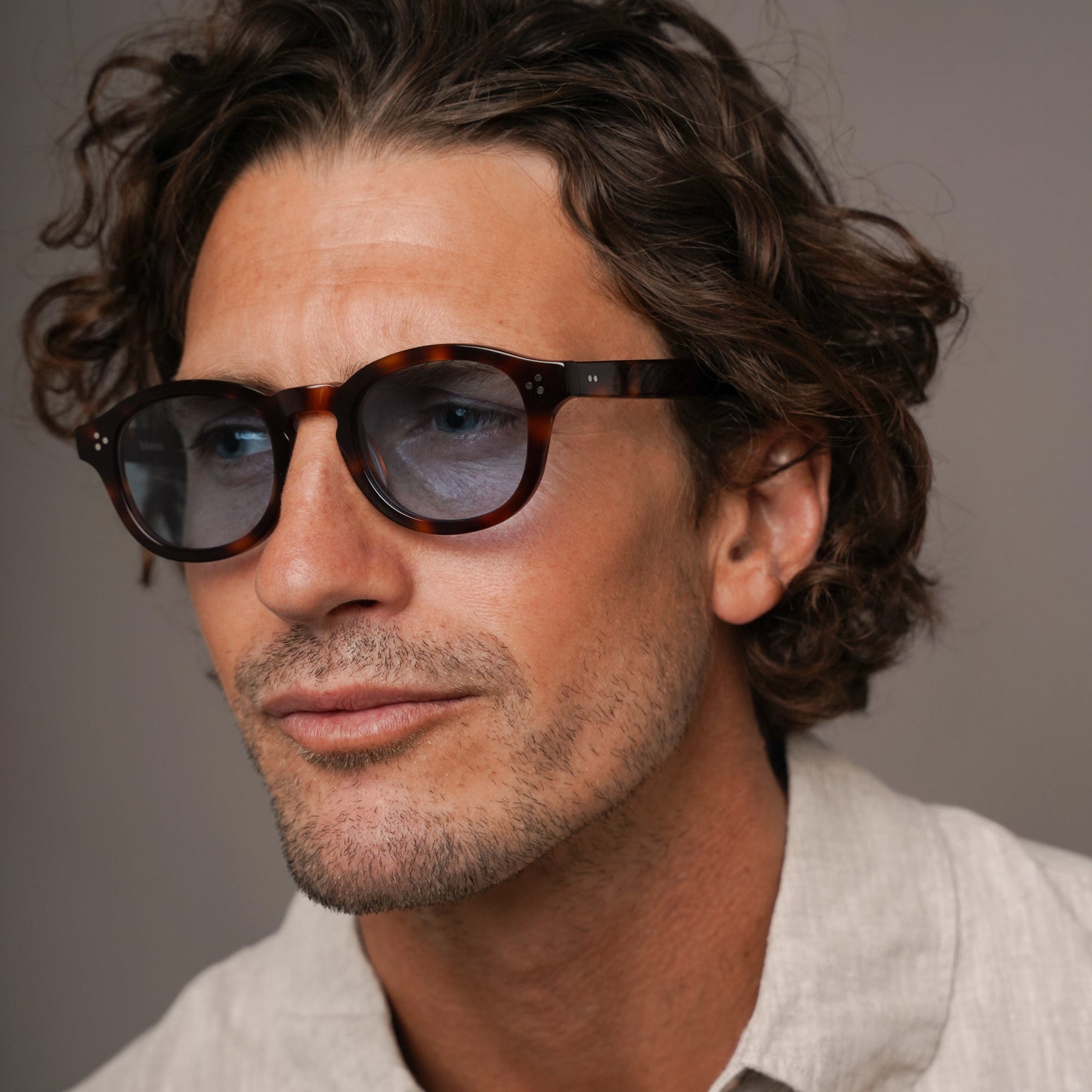 The Evans Bon Vivant — sunglasses, Mazzucchelli 1849 acetate frame, round shape, in tortoise with blue-tinted lenses (limited edition).