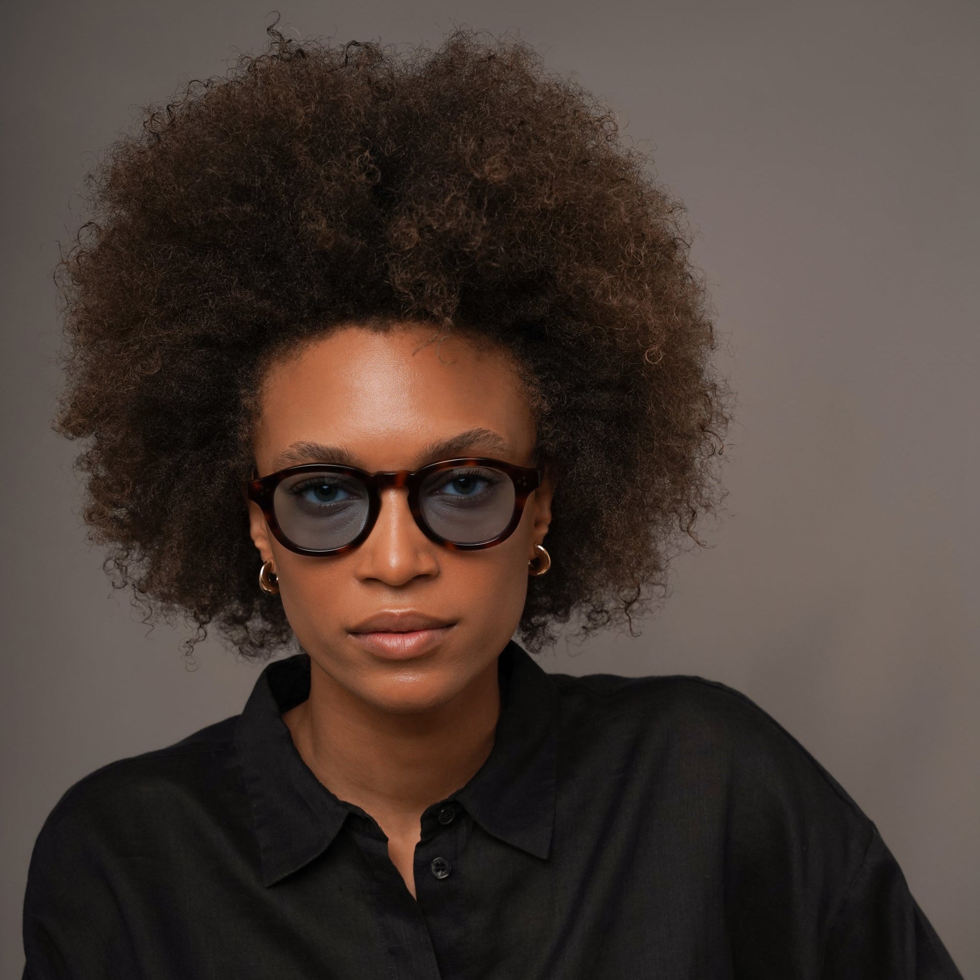 The Evans Bon Vivant — sunglasses, Mazzucchelli 1849 acetate frame, round shape, in tortoise with blue-tinted lenses (limited edition).