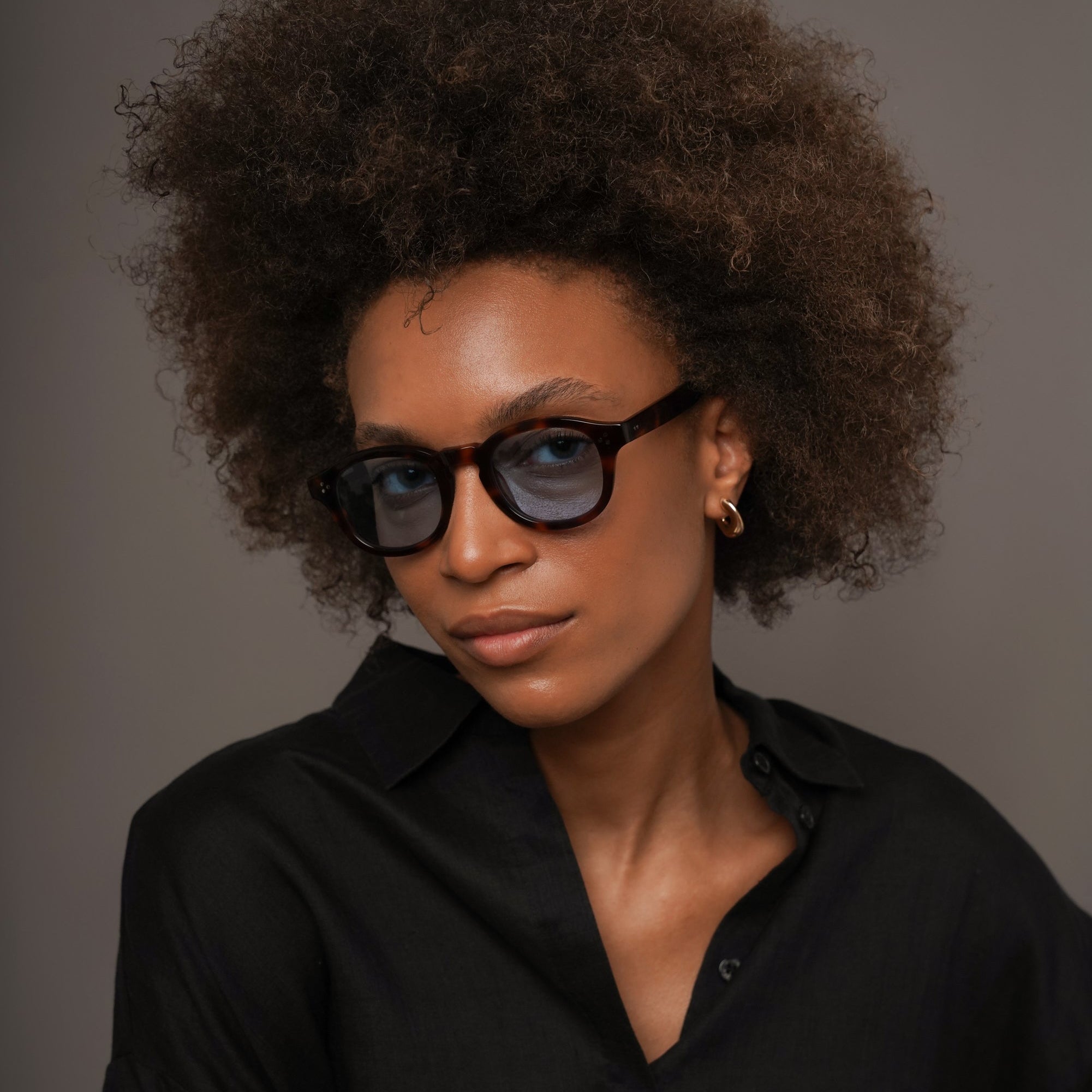 The Evans Bon Vivant — sunglasses, Mazzucchelli 1849 acetate frame, round shape, in tortoise with blue-tinted lenses (limited edition).
