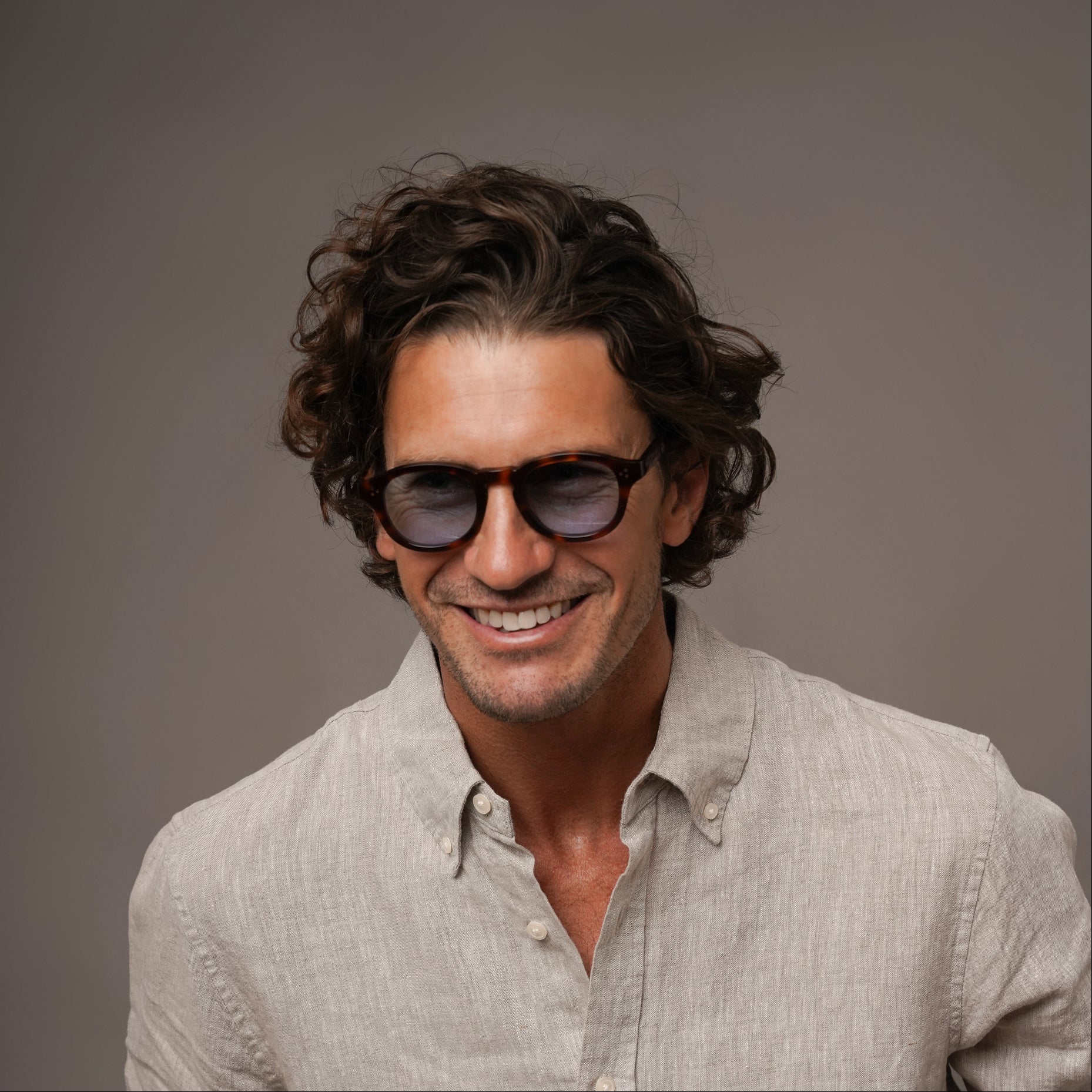 The Evans Bon Vivant — sunglasses, Mazzucchelli 1849 acetate frame, round shape, in tortoise with blue-tinted lenses (limited edition).