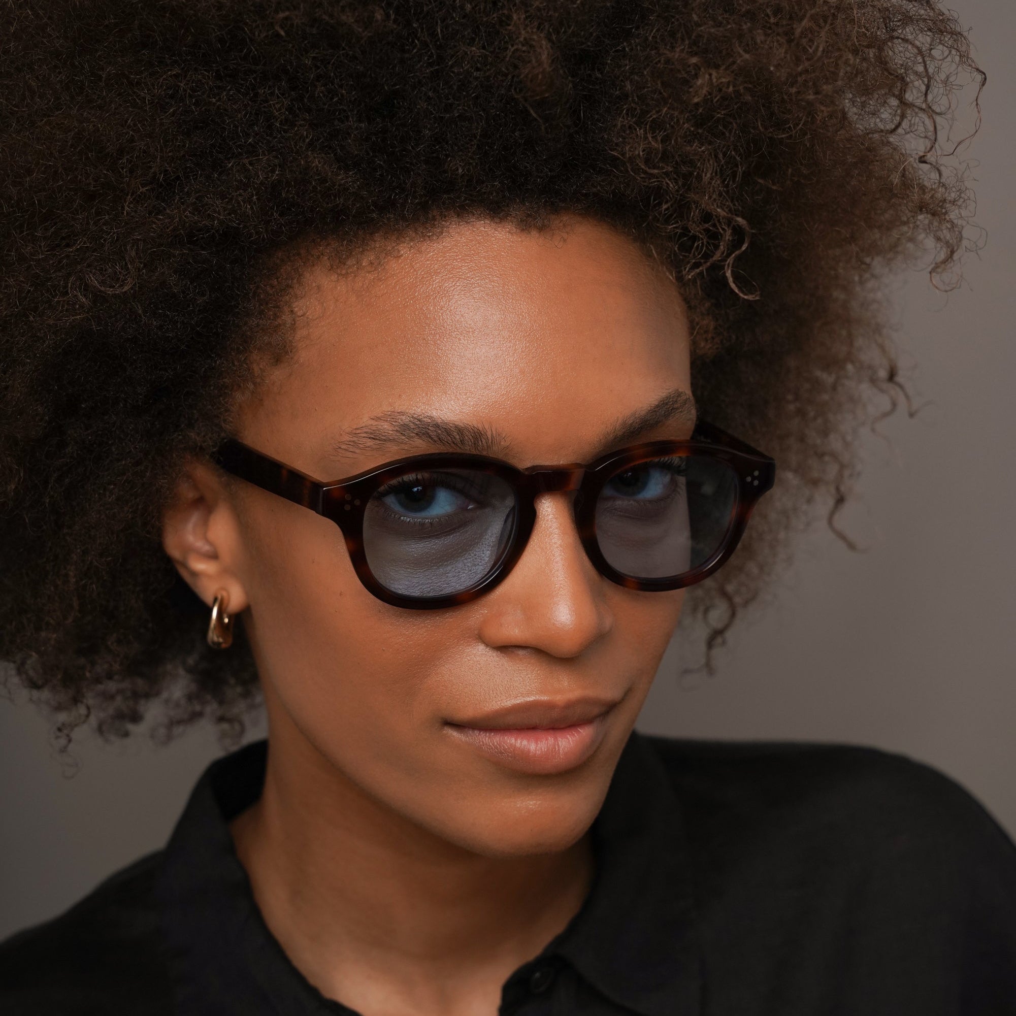The Evans Bon Vivant — sunglasses, Mazzucchelli 1849 acetate frame, round shape, in tortoise with blue-tinted lenses (limited edition).