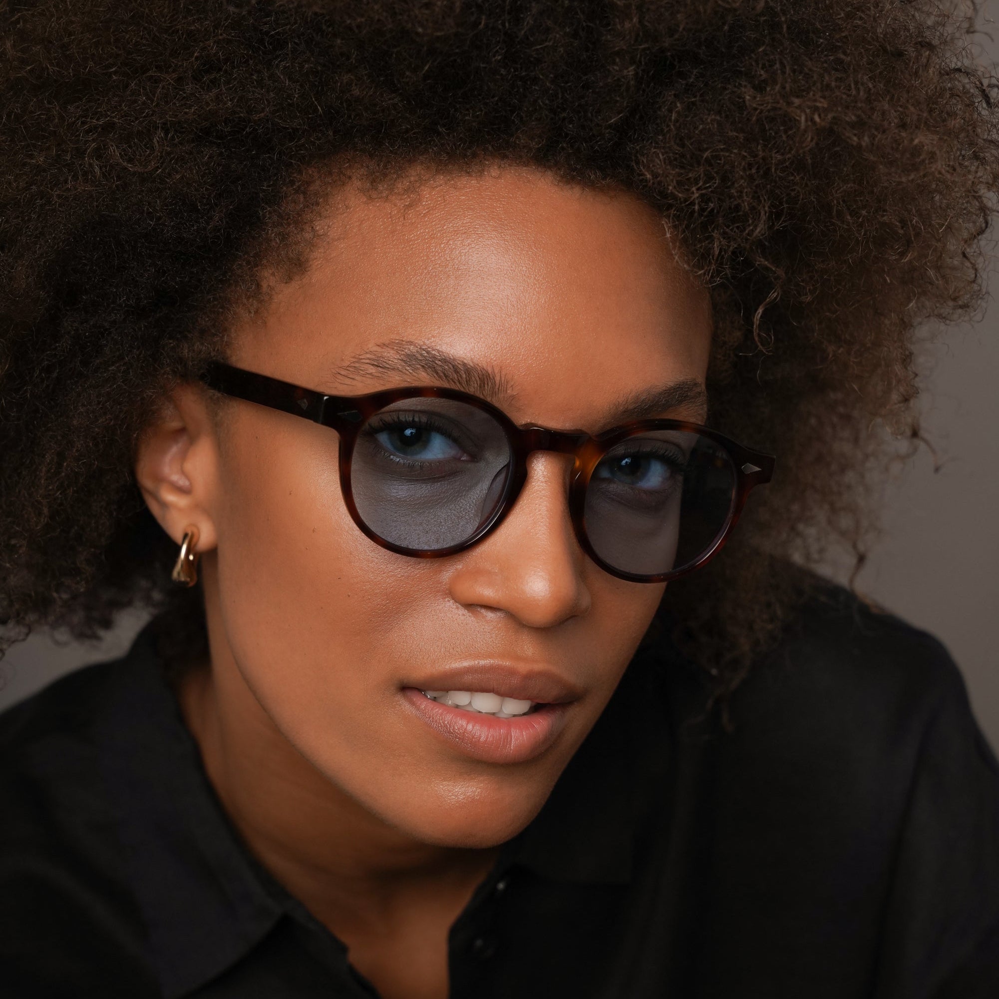 The Picasso Bon Vivant — sunglasses, Mazzucchelli 1849 acetate frame, round shape, in tortoise with blue-tinted lenses (limited edition).