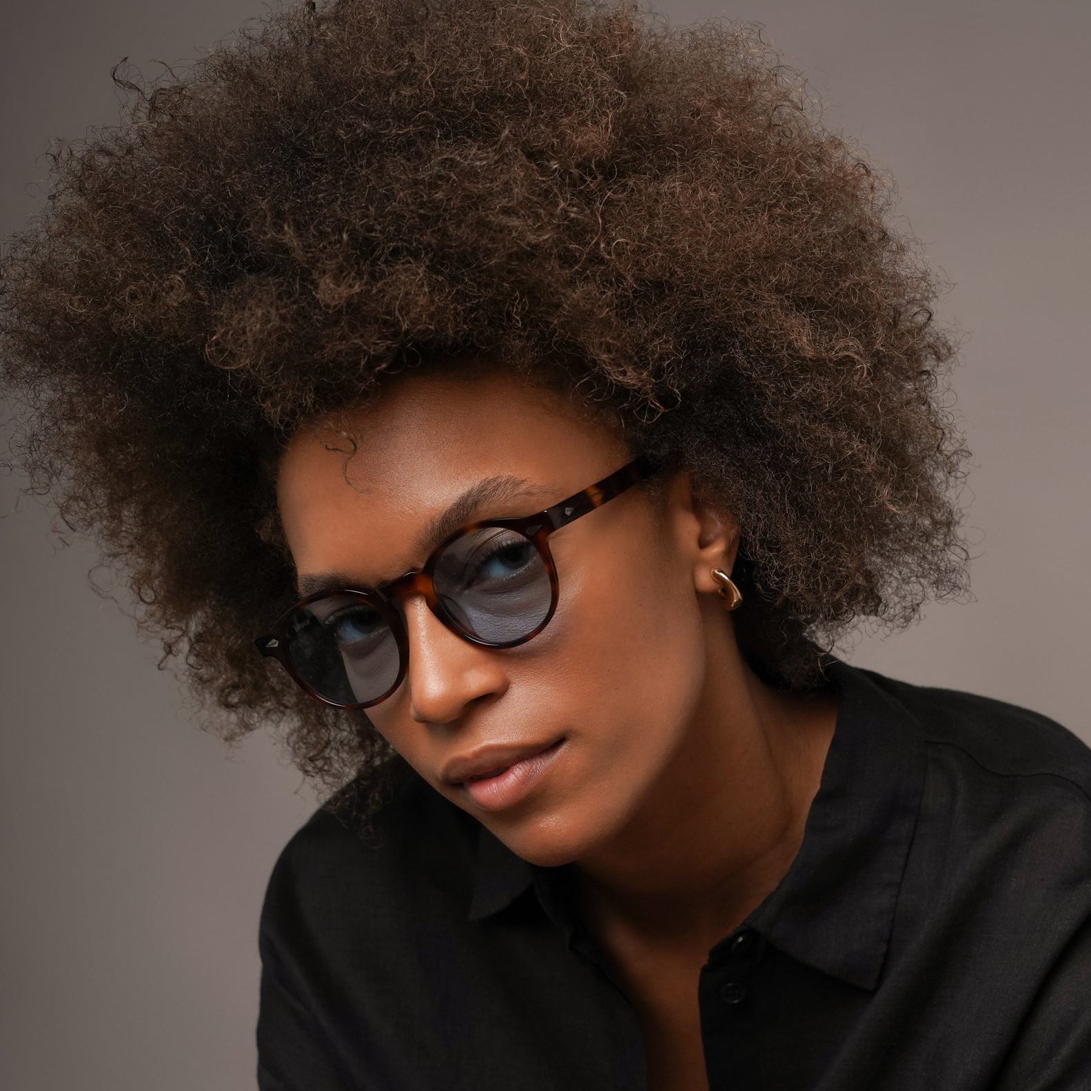 The Picasso Bon Vivant — sunglasses, Mazzucchelli 1849 acetate frame, round shape, in tortoise with blue-tinted lenses (limited edition).