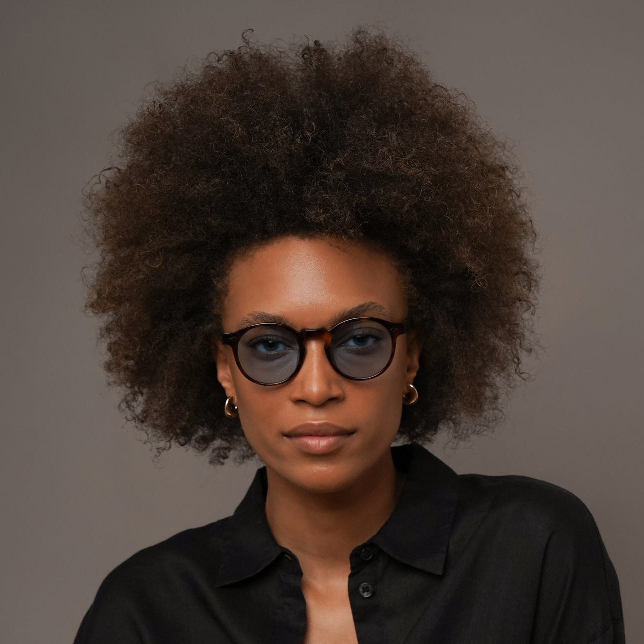 The Picasso Bon Vivant — sunglasses, Mazzucchelli 1849 acetate frame, round shape, in tortoise with blue-tinted lenses (limited edition).