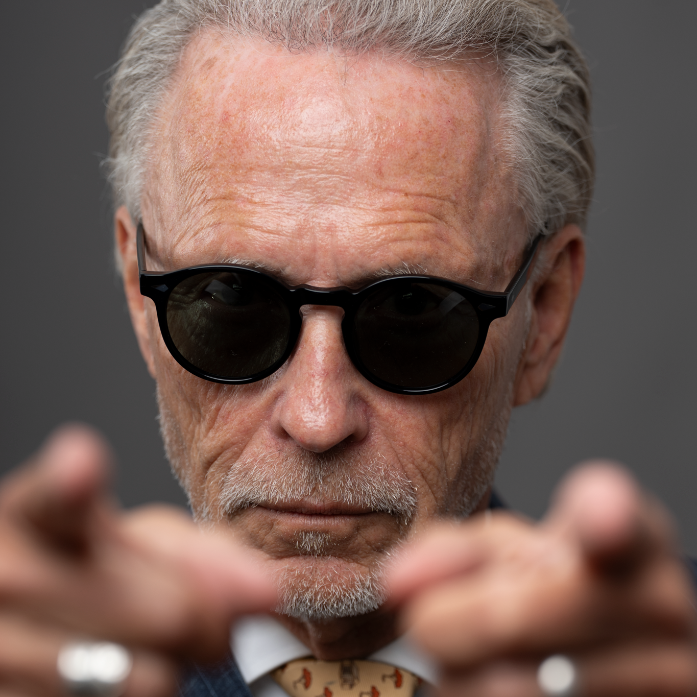 The Picasso Noir Sunglasses, Mazzucchelli 1849 acetate frame, round shape, in black.