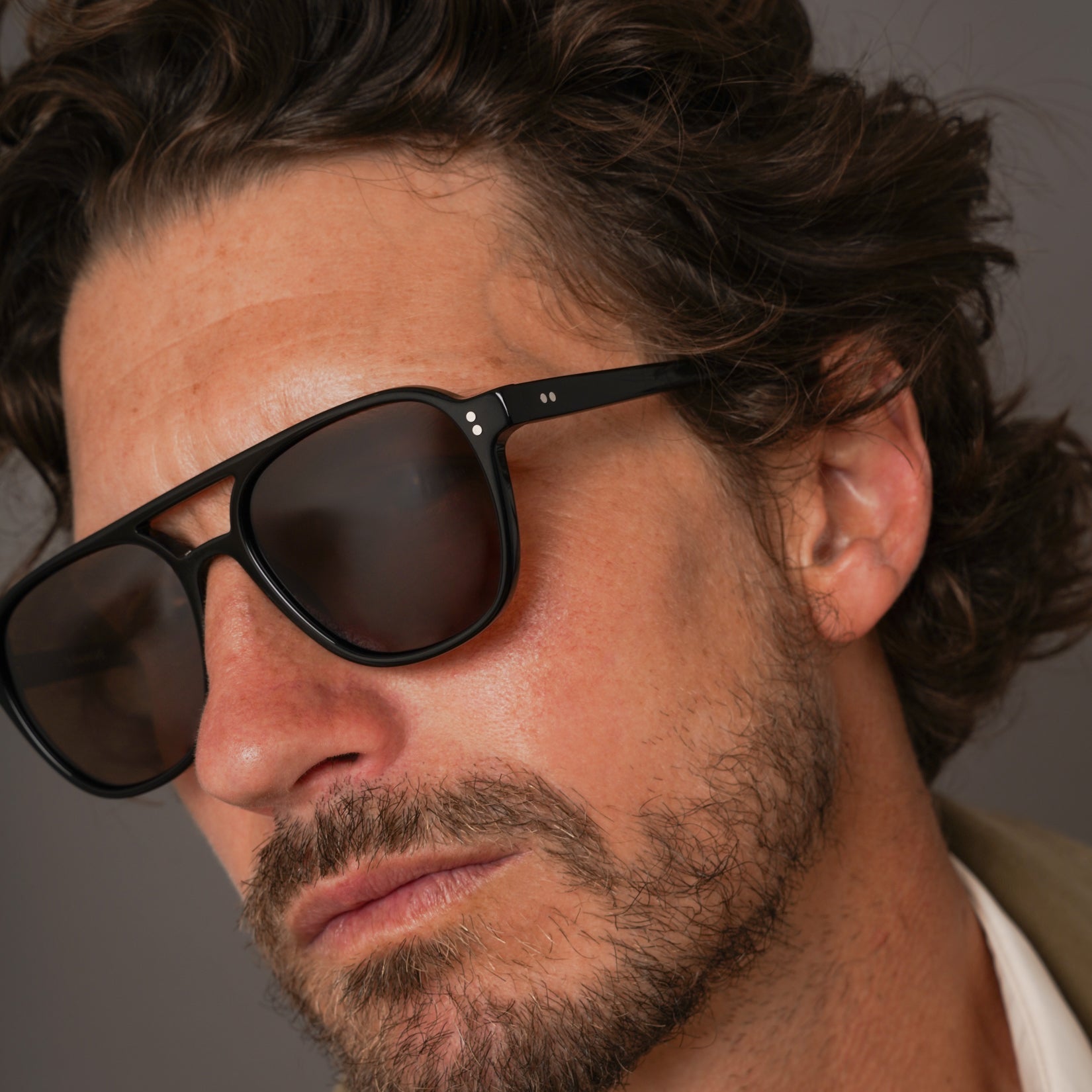 The Truman en Café — sunglasses, Mazzucchelli 1849 acetate frame, aviator shape, in coffee brown.
